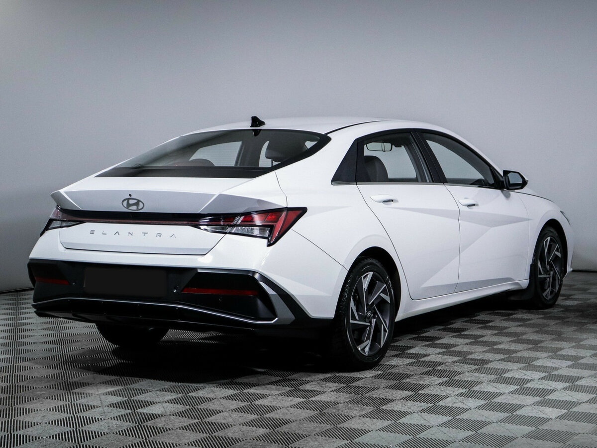 Hyundai Elantra 2023 года с пробегом. Фото: #4