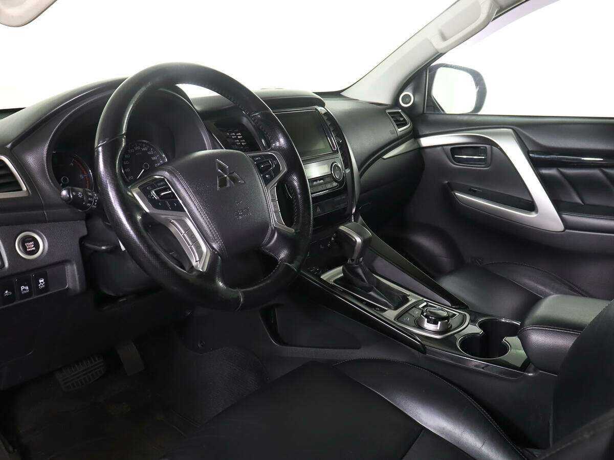 Mitsubishi Pajero Sport 2017 года с пробегом. Фото: #12