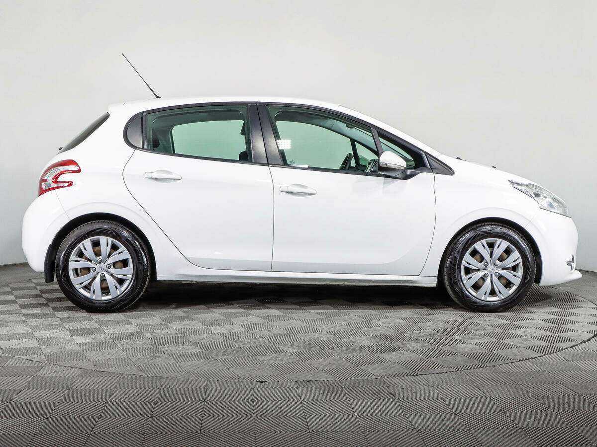 Peugeot 208 2013 года с пробегом. Фото: #3