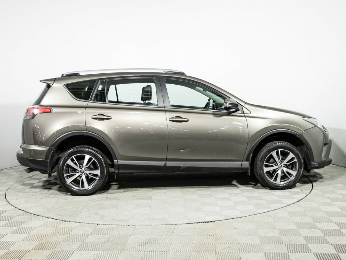 Toyota RAV4 2017 года с пробегом. Фото: #3
