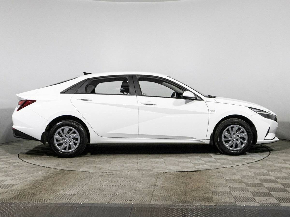 Hyundai Elantra 2021 года с пробегом. Фото: #3