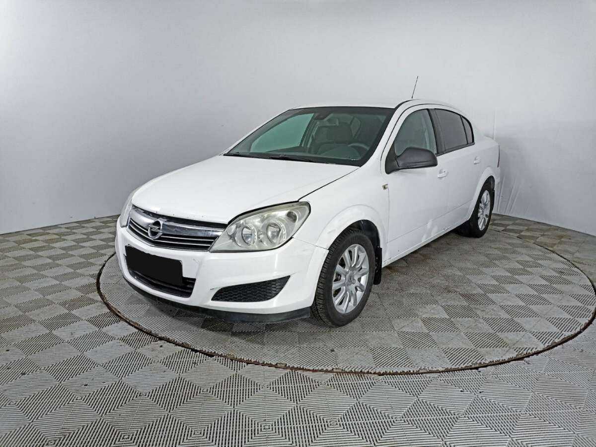 Opel Astra 2013 года с пробегом. Посмотреть фото