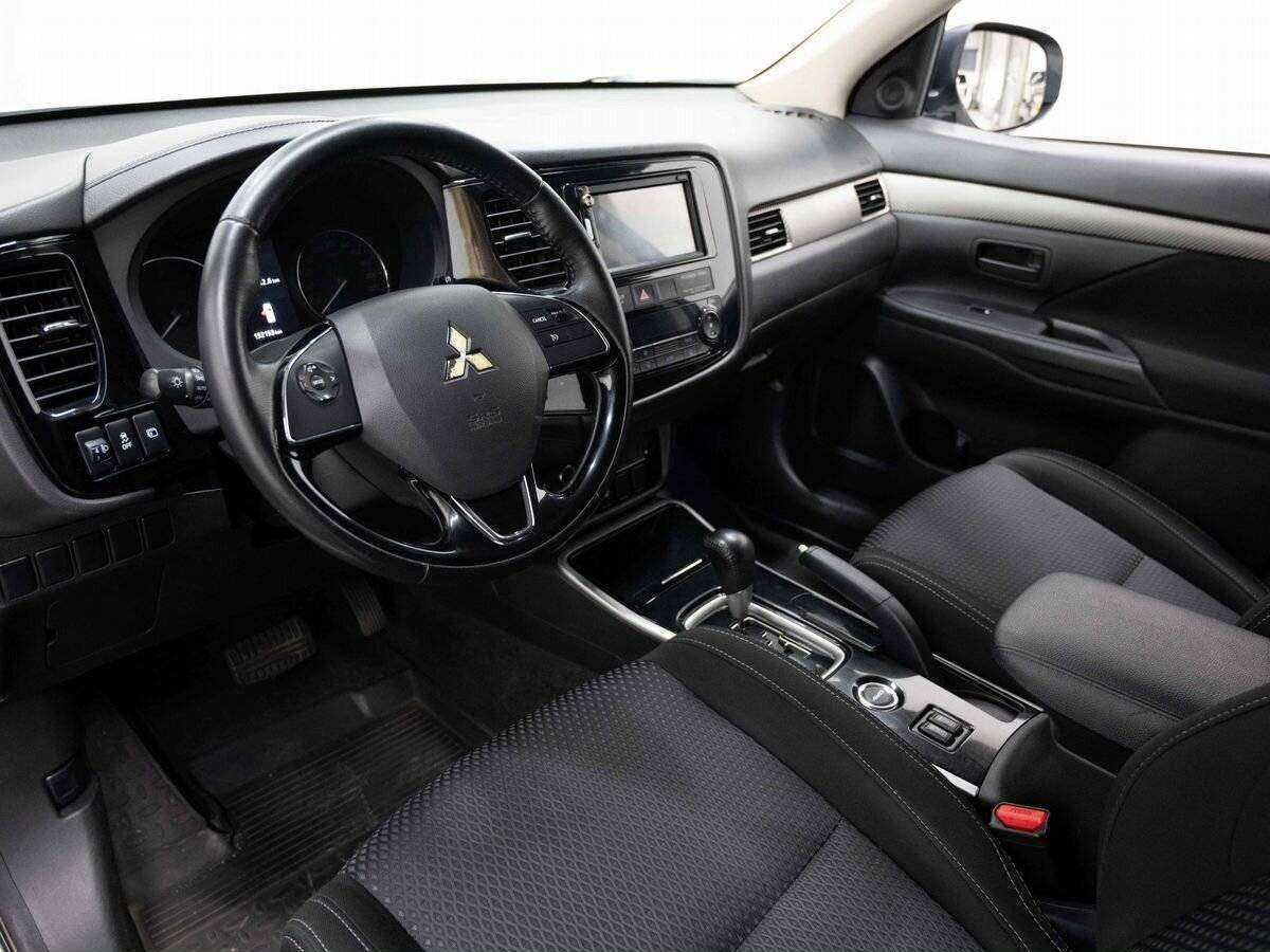 Б/У Митсубиши Оутлэндер 2017 года. Фото: #6