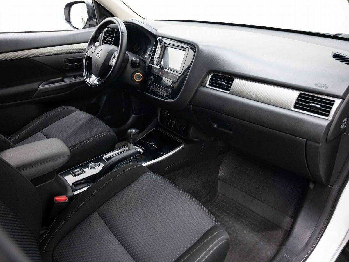 Б/У Митсубиши Оутлэндер 2017 года. Фото: #10