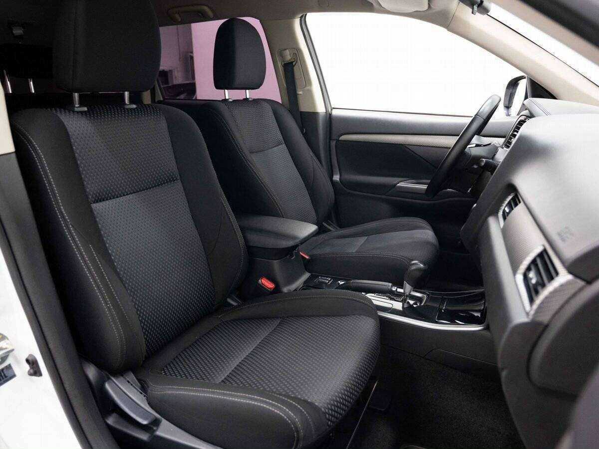 Б/У Митсубиши Оутлэндер 2017 года. Фото: #11