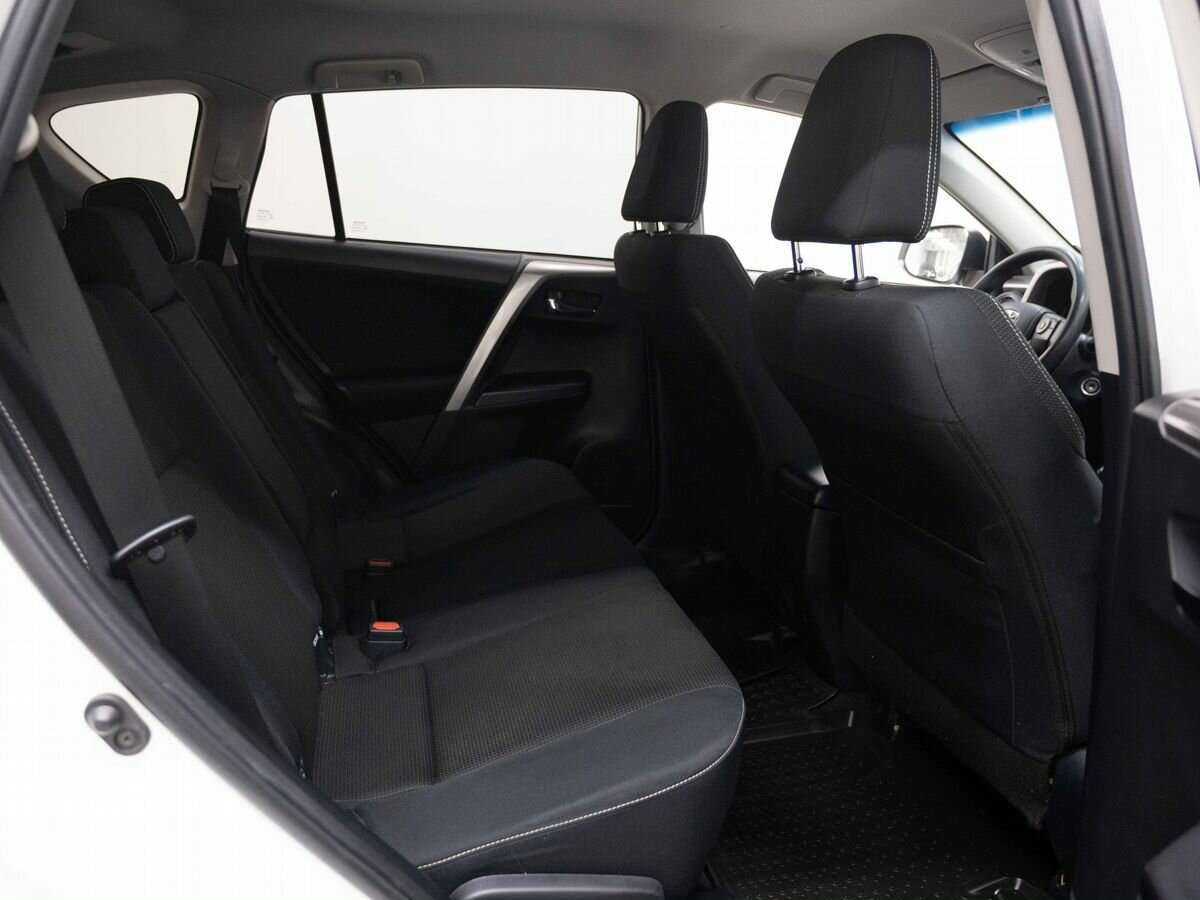 Toyota RAV4 2017 года с пробегом. Фото: #12
