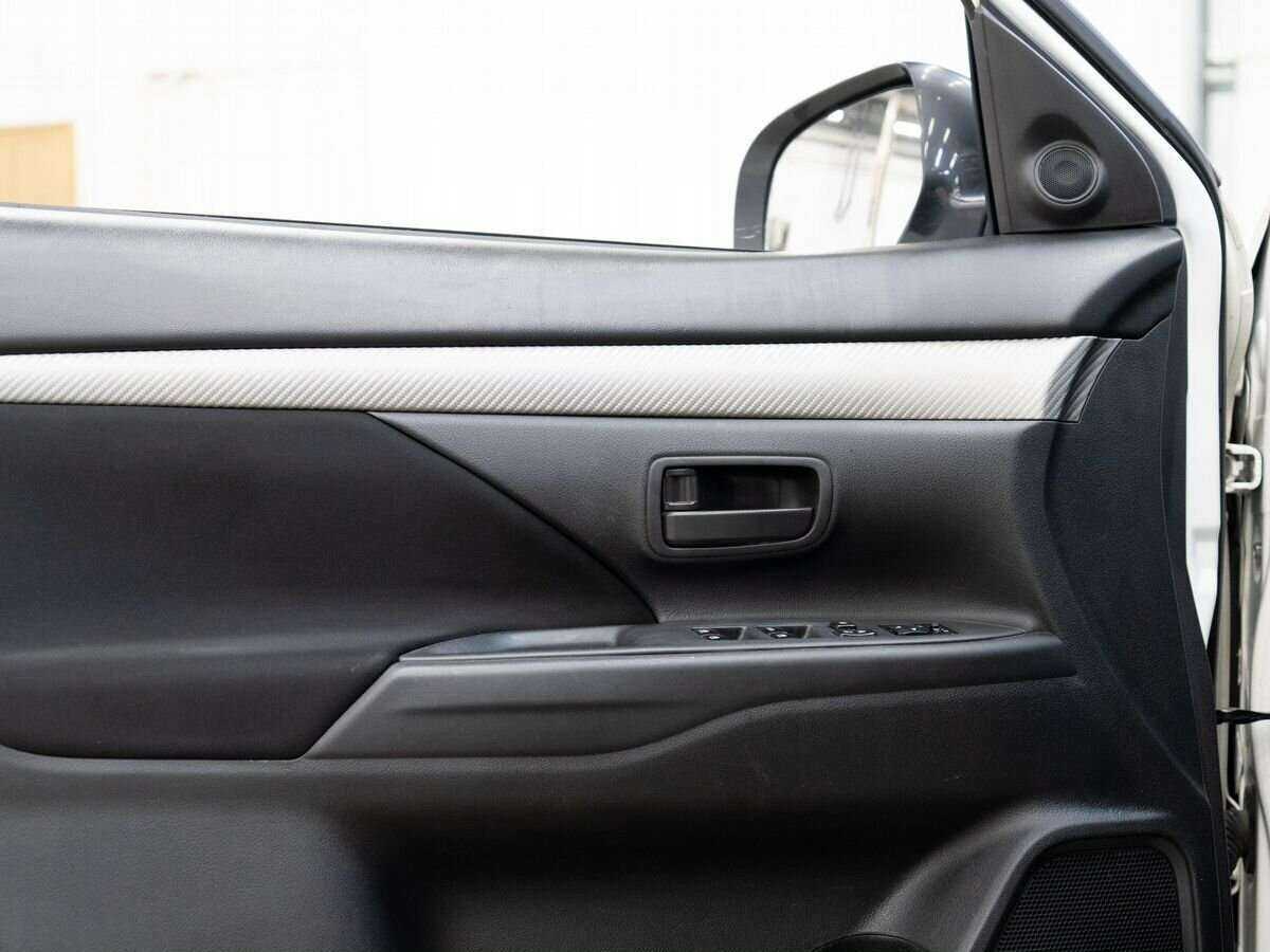 Б/У Митсубиши Оутлэндер 2015 года. Фото: #16