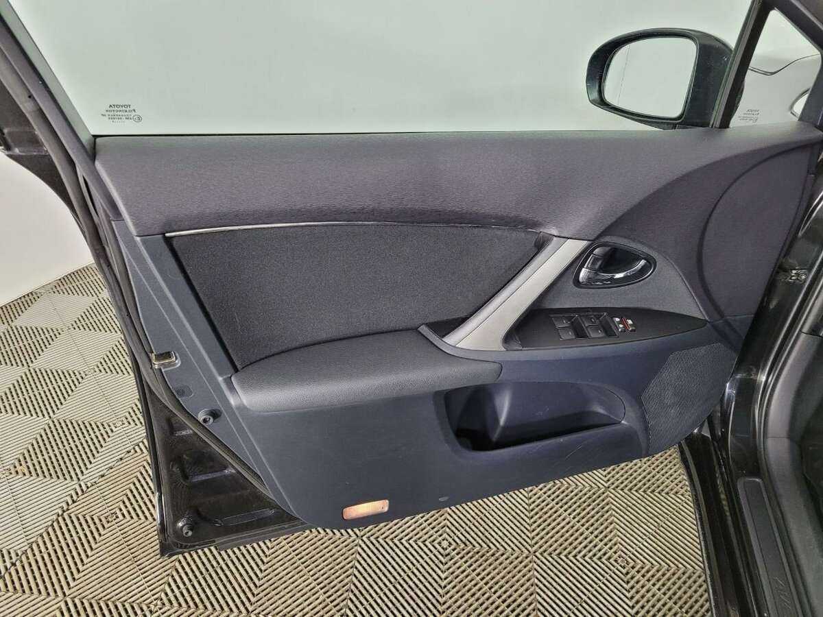 Б/У Тойота Авенсис 2012 года. Фото: #7