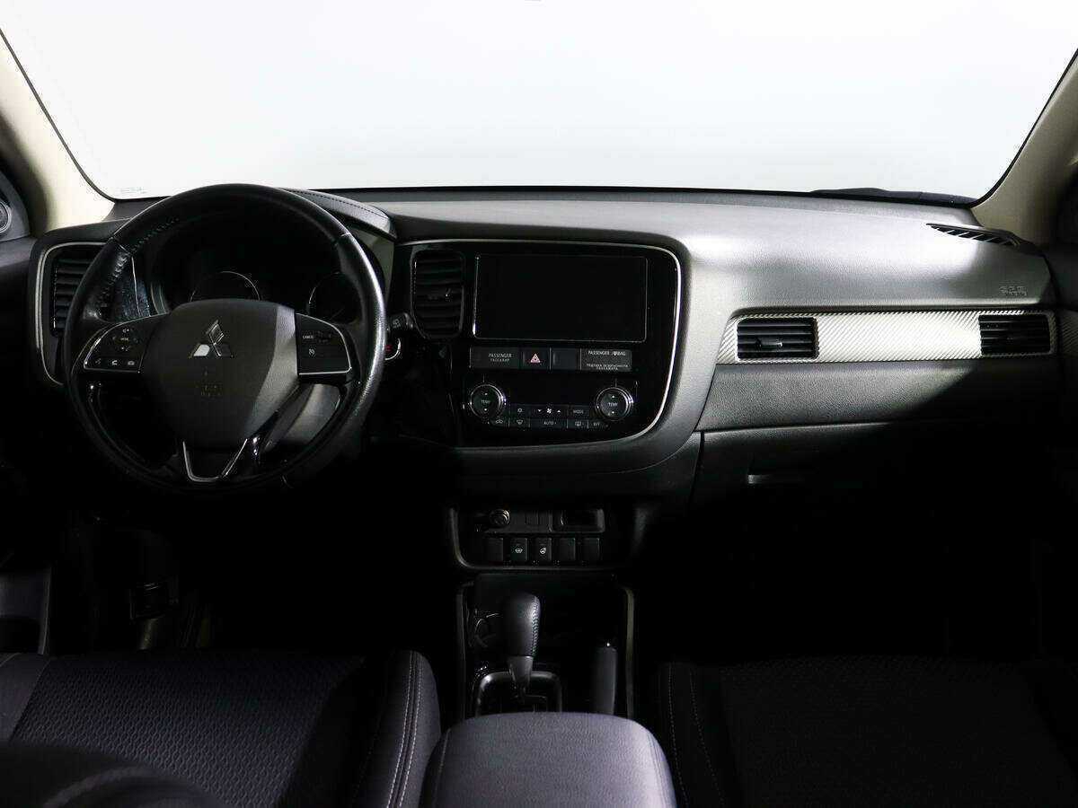 Б/У Митсубиши Оутлэндер 2018 года. Фото: #9