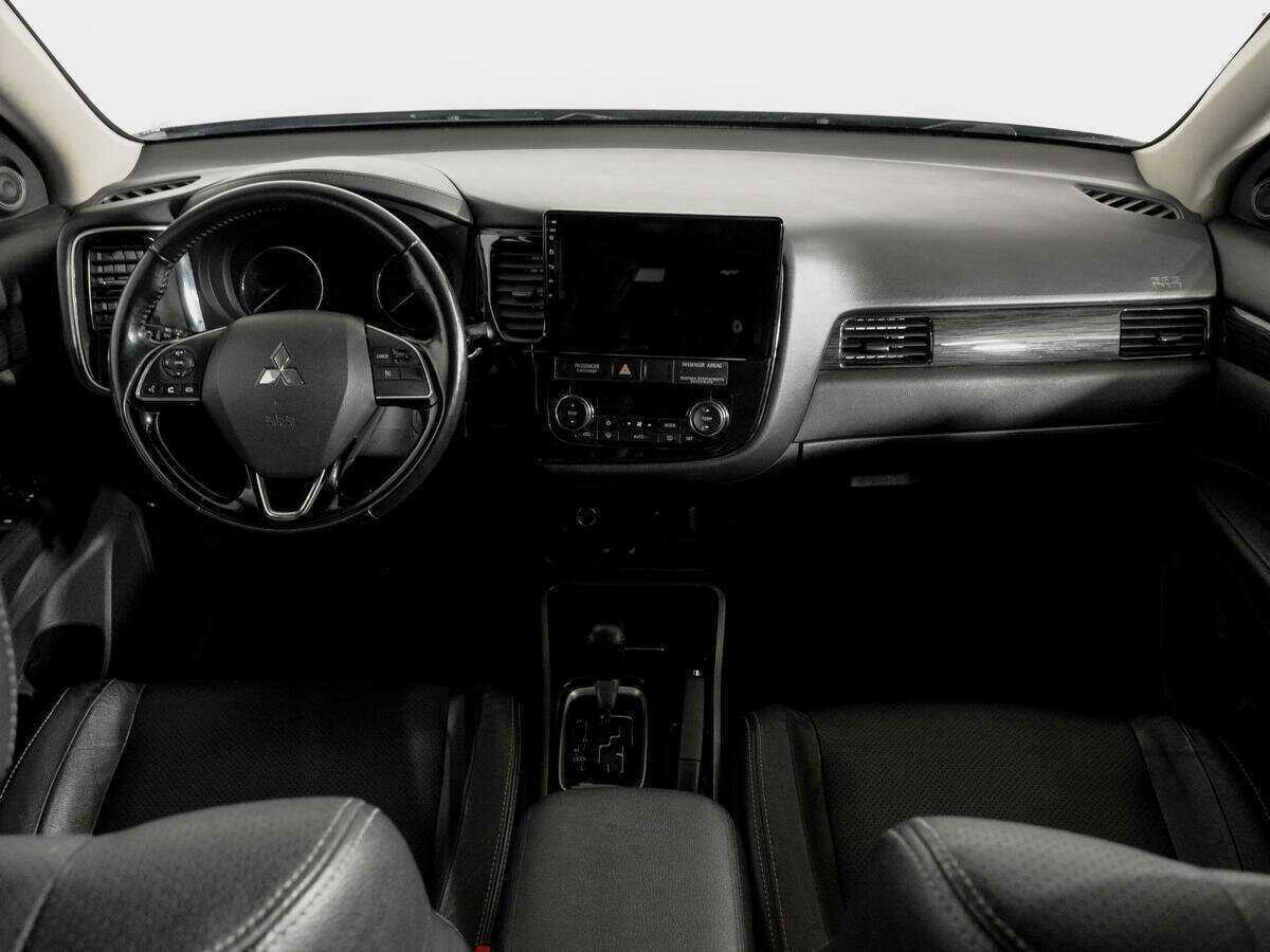 Б/У Митсубиши Оутлэндер 2017 года. Фото: #10