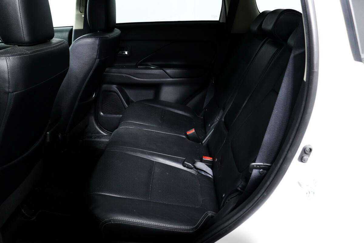 Б/У Митсубиши Оутлэндер 2018 года. Фото: #9