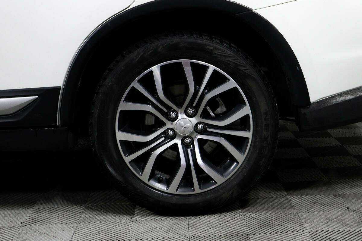 Б/У Митсубиши Оутлэндер 2018 года. Фото: #11