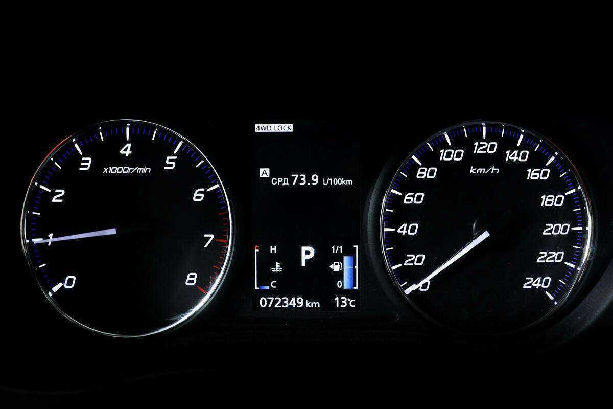 Б/У Митсубиши Оутлэндер 2015 года. Фото: #9