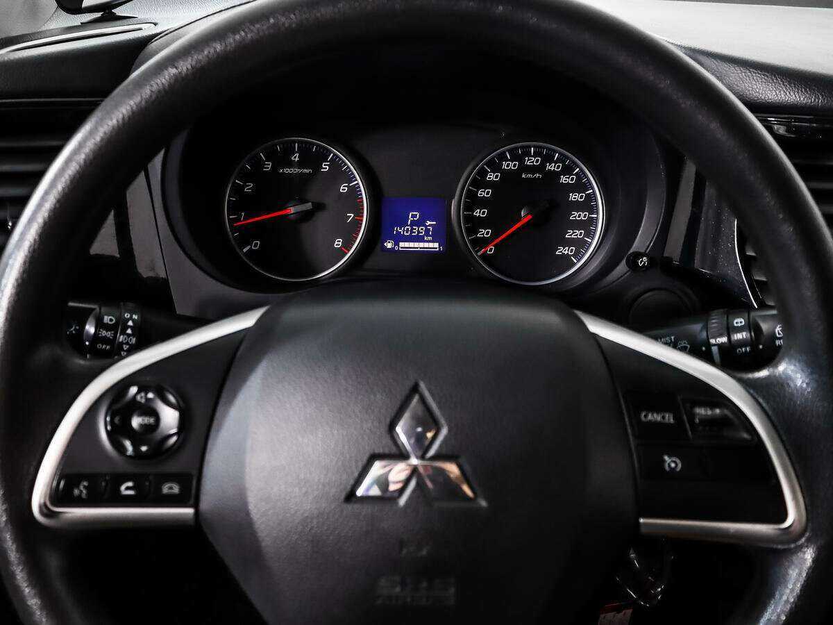 Б/У Митсубиши Оутлэндер 2016 года. Фото: #16