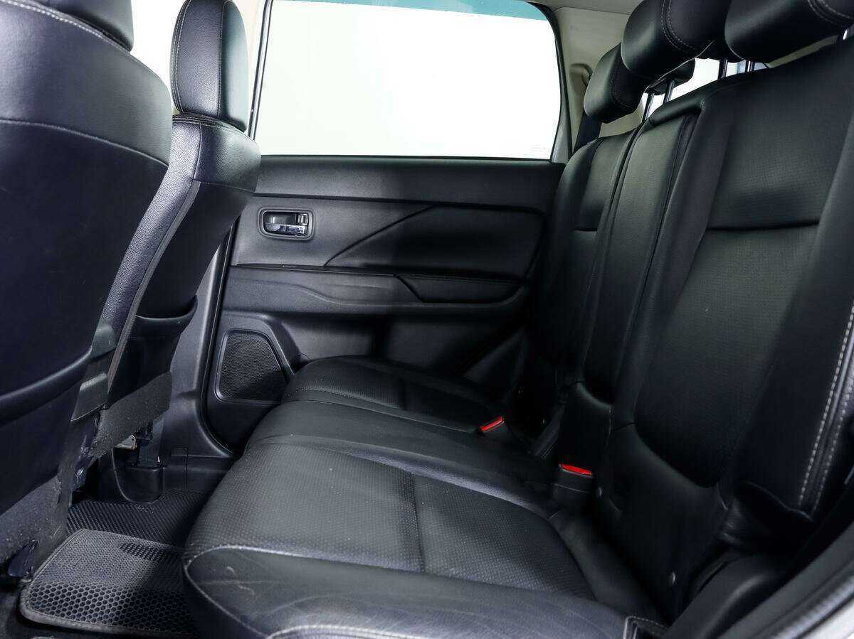 Б/У Митсубиши Оутлэндер 2016 года. Фото: #10