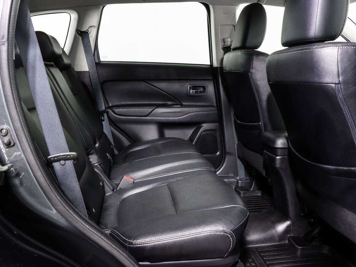 Б/У Митсубиши Оутлэндер 2016 года. Фото: #13