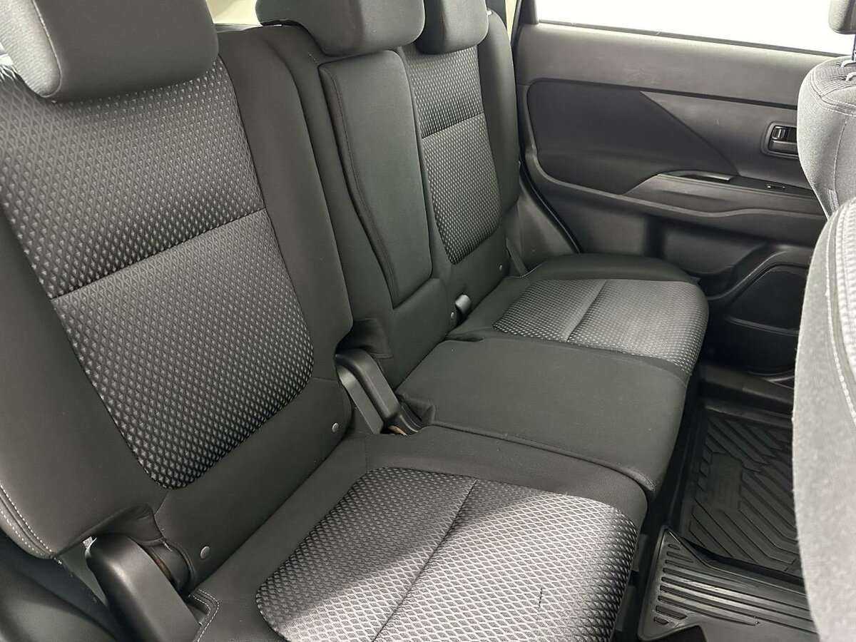 Б/У Митсубиши Оутлэндер 2017 года. Фото: #14