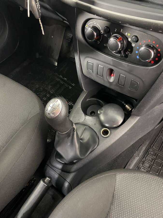 Б/У Рено Логан 2014 года. Фото: #18