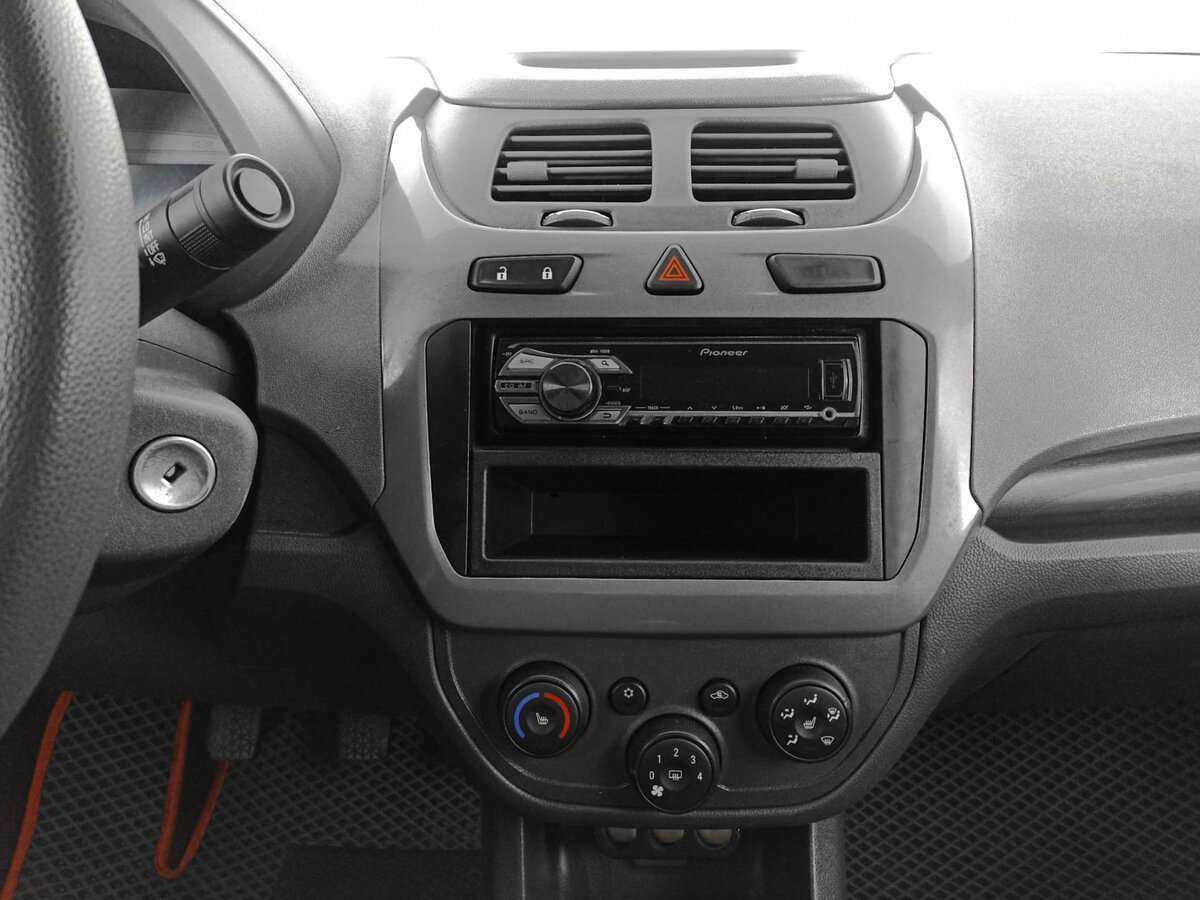 Б/У Шевроле Кобальт 2014 года. Фото: #12