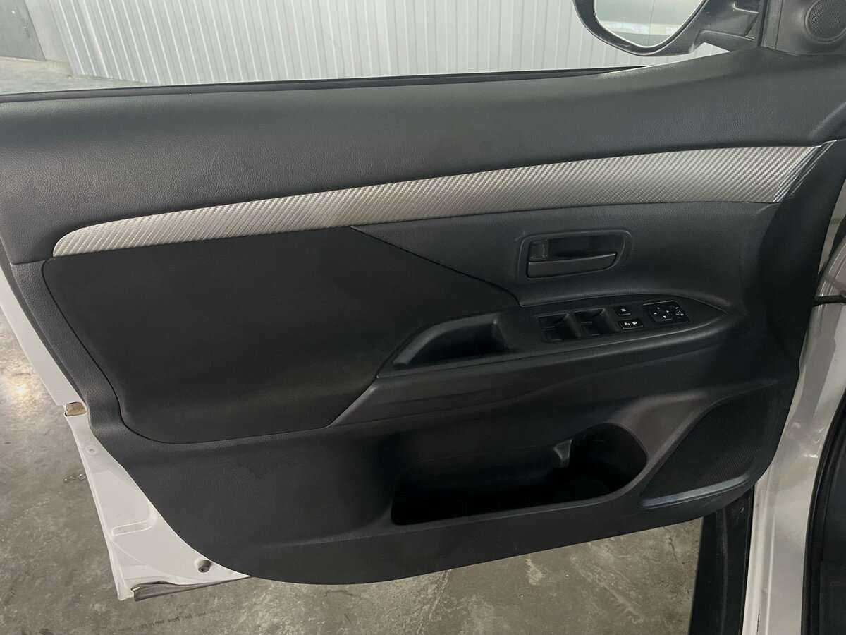 Б/У Митсубиши Оутлэндер 2013 года. Фото: #16