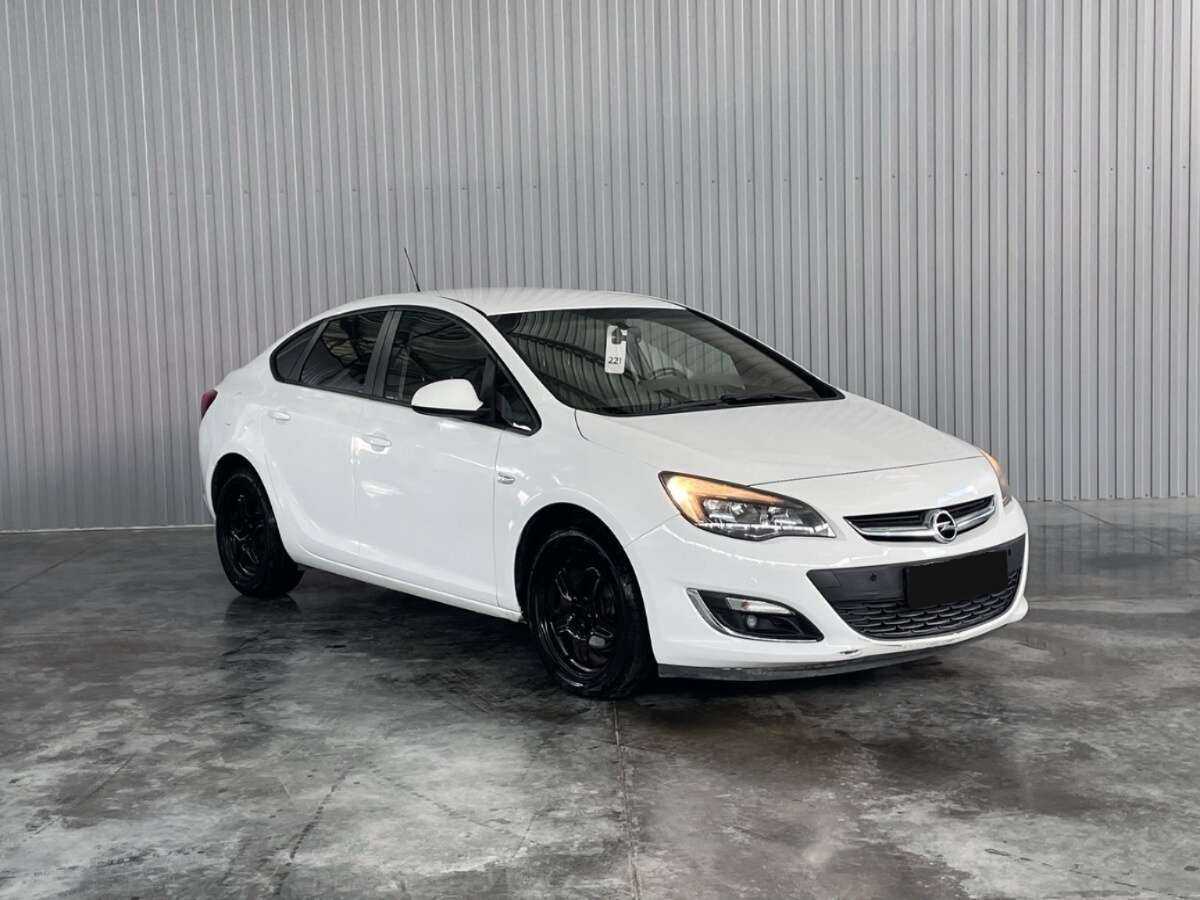 Б/У Опель Астра 2013 года. Фото: #2