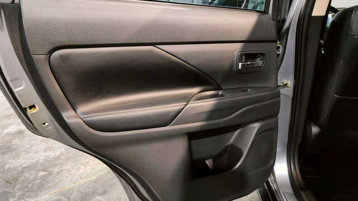 Б/У Митсубиши Оутлэндер 2012 года. Фото: #14