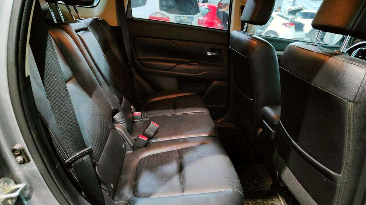 Б/У Митсубиши Оутлэндер 2012 года. Фото: #17