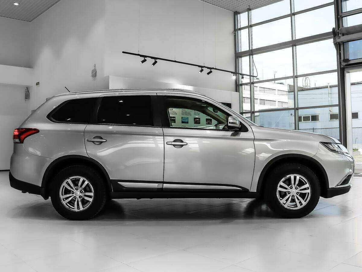 Б/У Митсубиши Оутлэндер 2016 года. Фото: #3