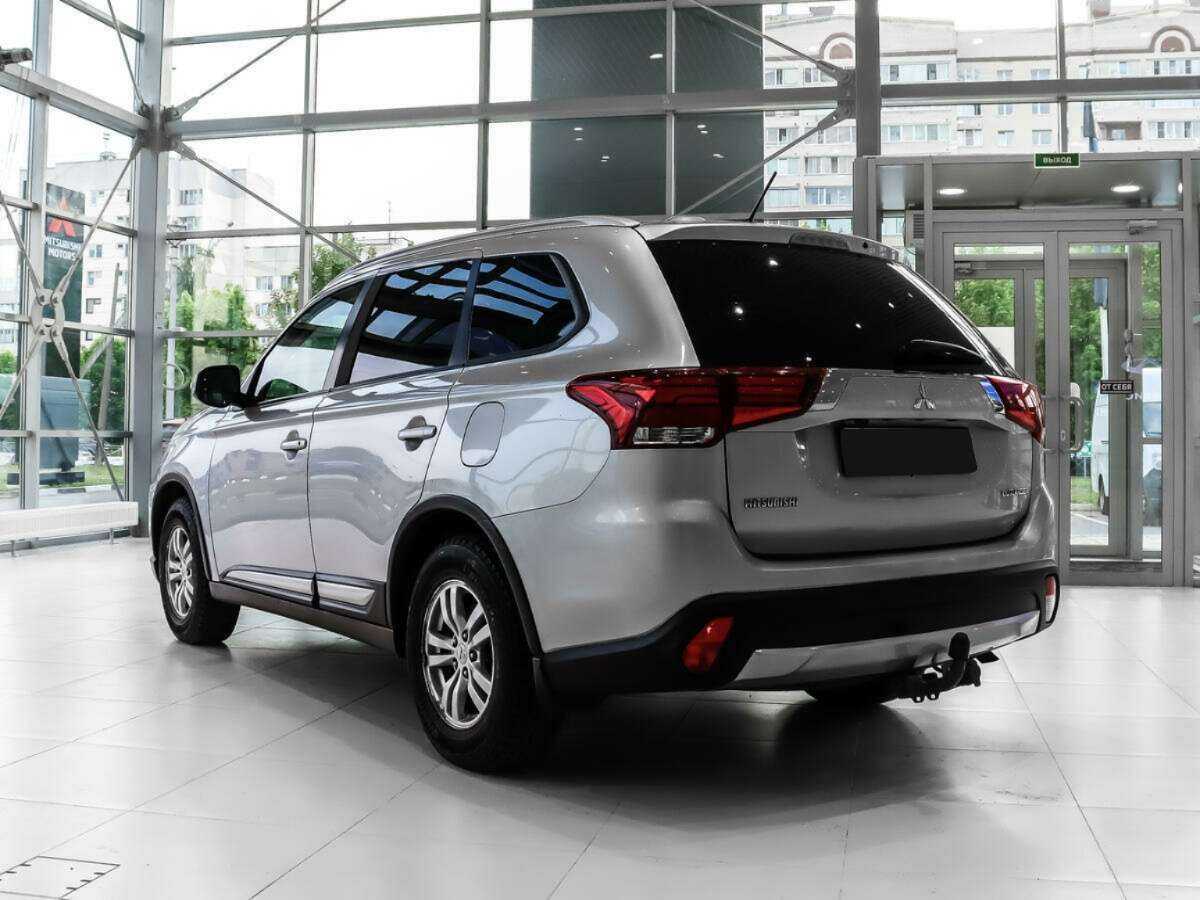 Б/У Митсубиши Оутлэндер 2016 года. Фото: #6