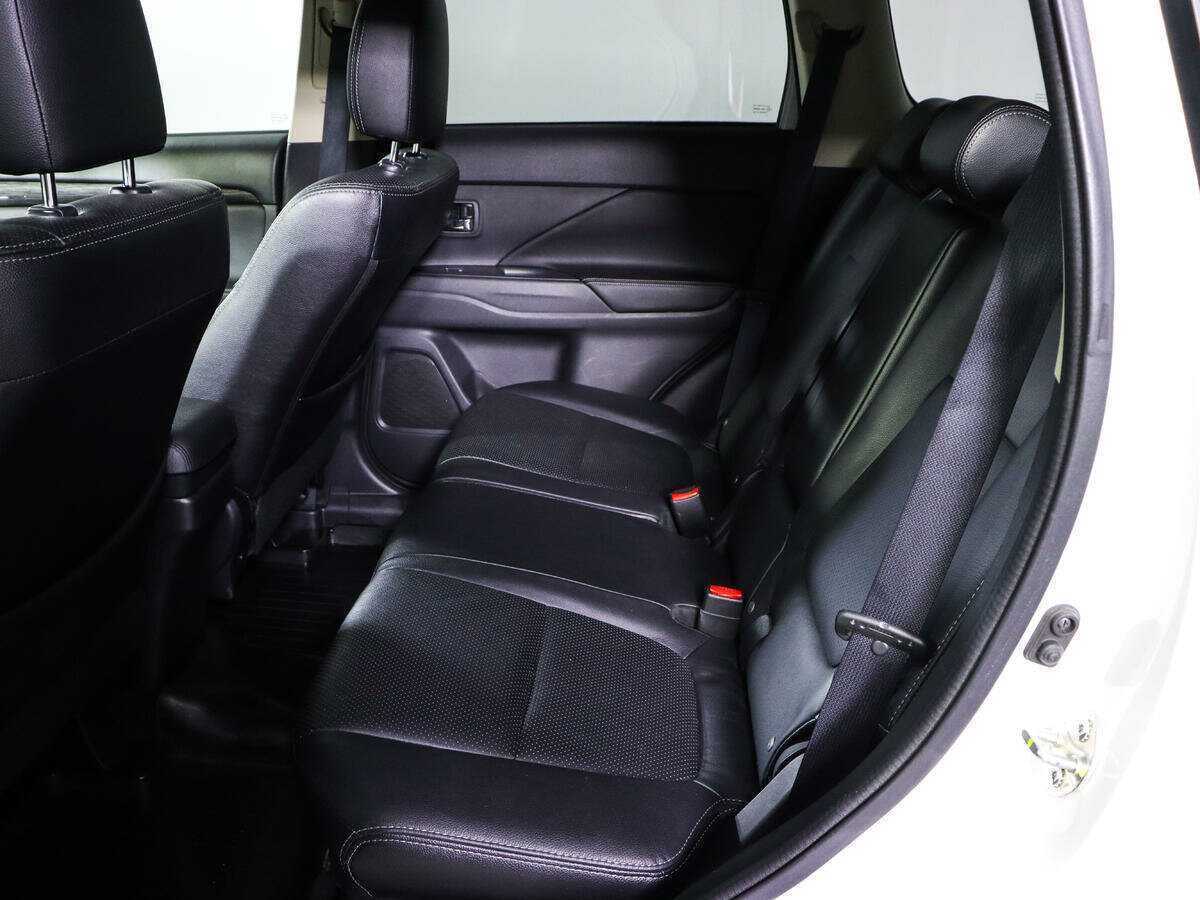 Б/У Митсубиши Оутлэндер 2016 года. Фото: #8