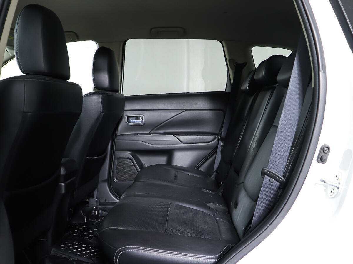 Б/У Митсубиши Оутлэндер 2015 года. Фото: #9