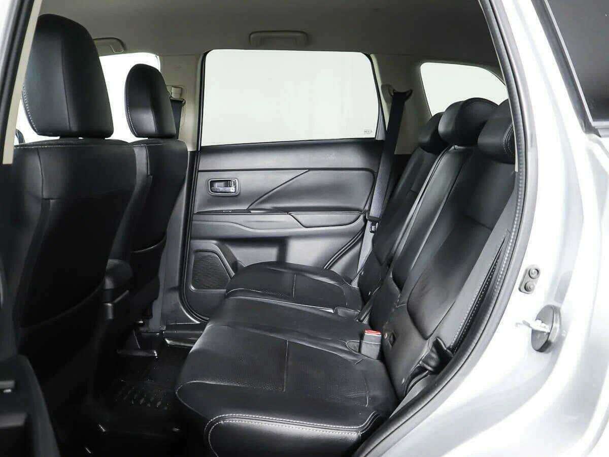 Б/У Митсубиши Оутлэндер 2016 года. Фото: #12