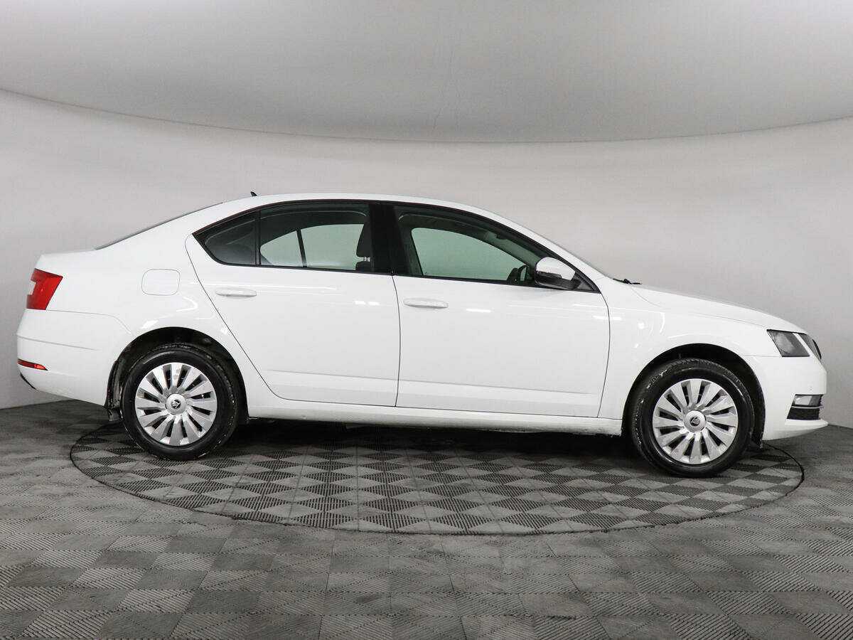 Б/У Шкода Октавия 2019 года. Фото: #3