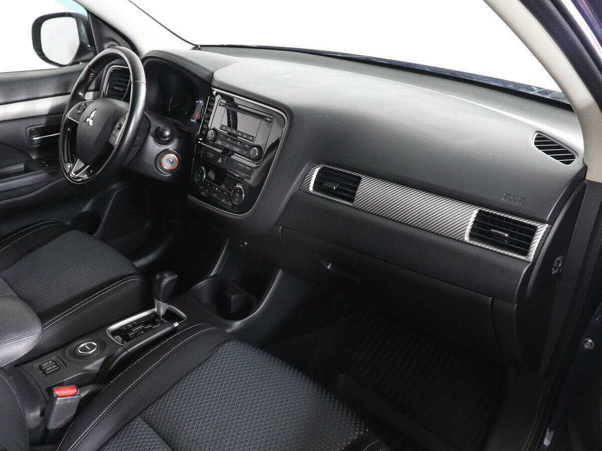 Б/У Митсубиши Оутлэндер 2016 года. Фото: #9