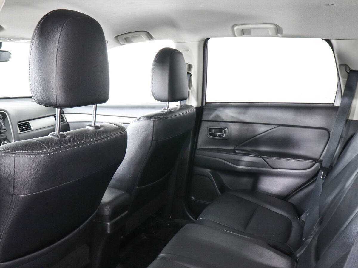 Б/У Митсубиши Оутлэндер 2014 года. Фото: #11