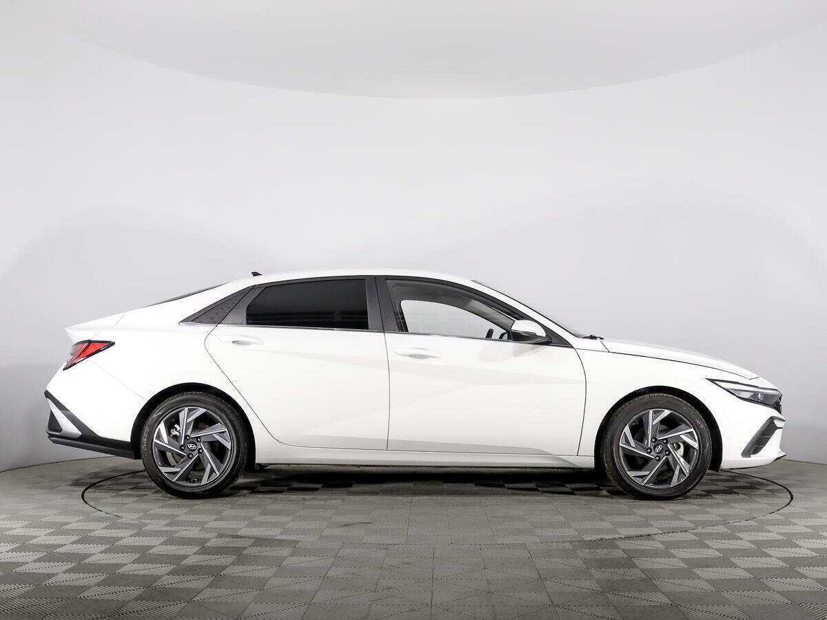 Hyundai Elantra 2024 года с пробегом. Фото: #3
