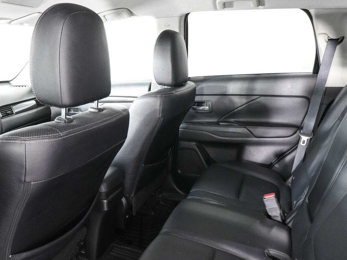 Б/У Митсубиши Оутлэндер 2016 года. Фото: #11