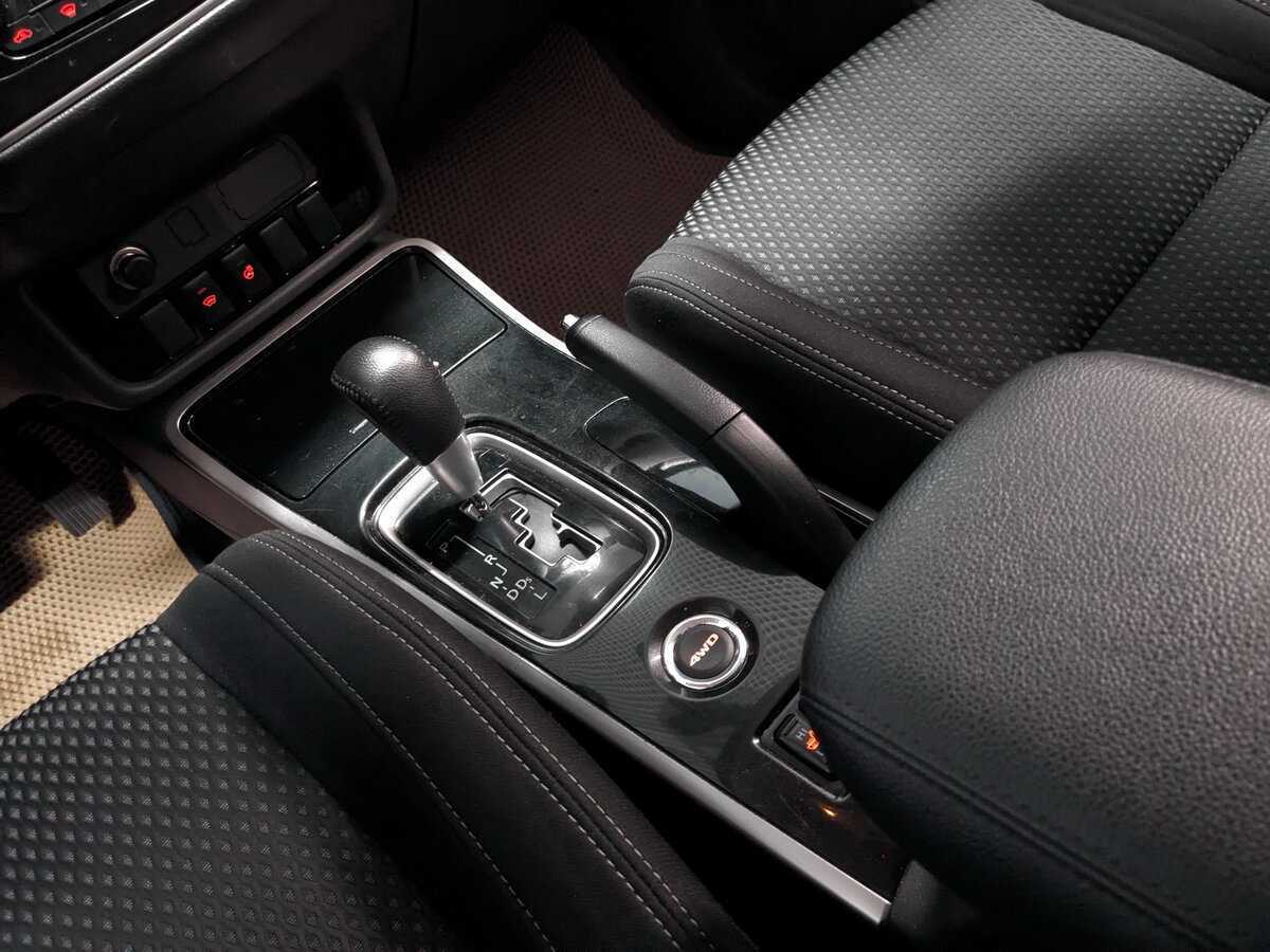 Б/У Митсубиши Оутлэндер 2017 года. Фото: #14