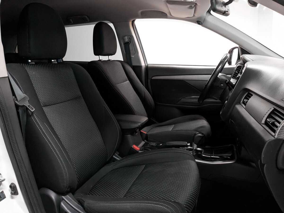 Б/У Митсубиши Оутлэндер 2017 года. Фото: #21