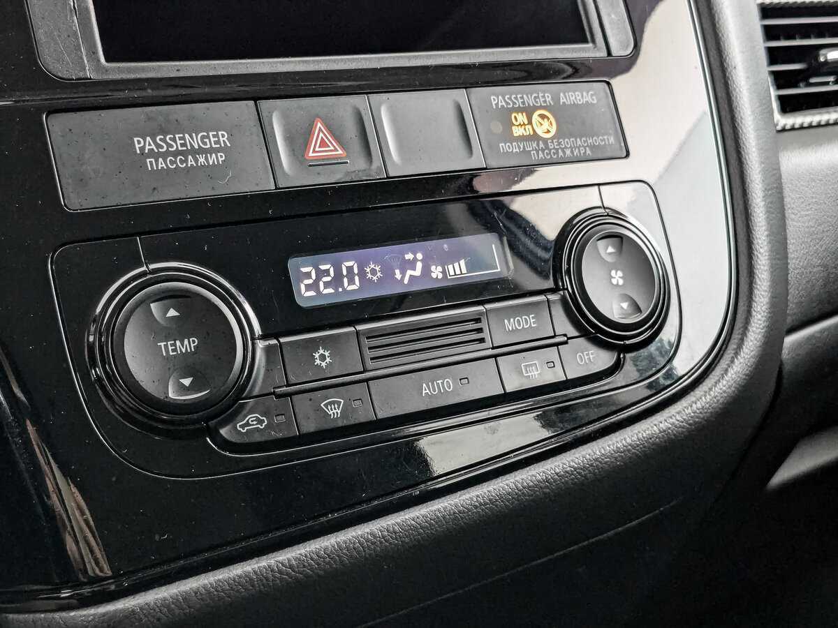 Б/У Митсубиши Оутлэндер 2015 года. Фото: #16