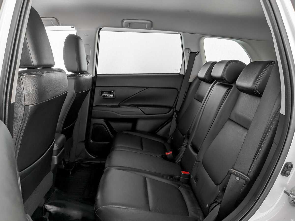 Б/У Митсубиши Оутлэндер 2014 года. Фото: #9