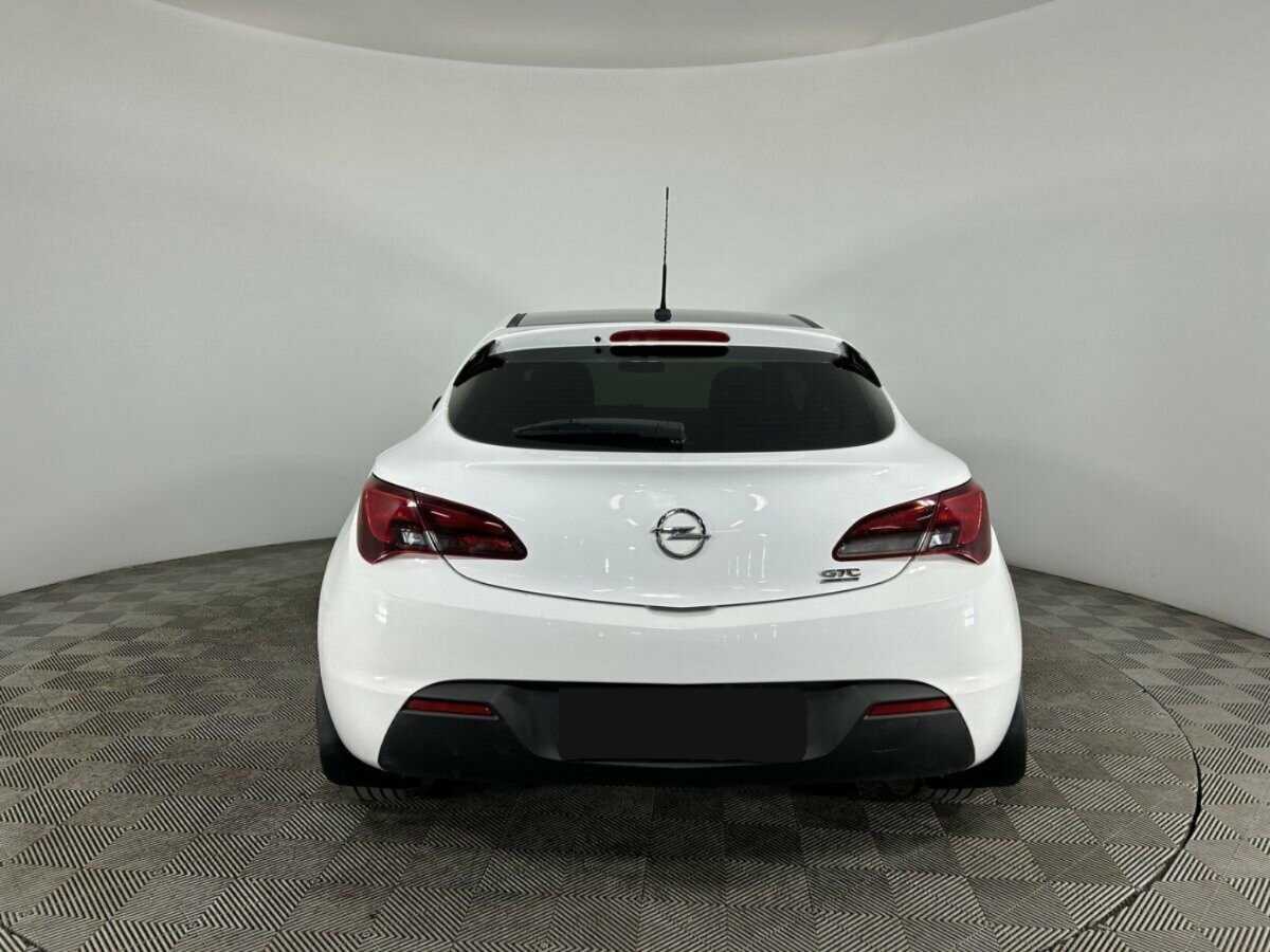 Б/У Опель Астра 2014 года. Фото: #2