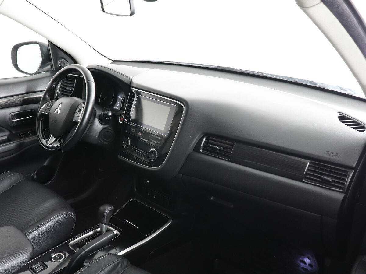 Б/У Митсубиши Оутлэндер 2017 года. Фото: #9