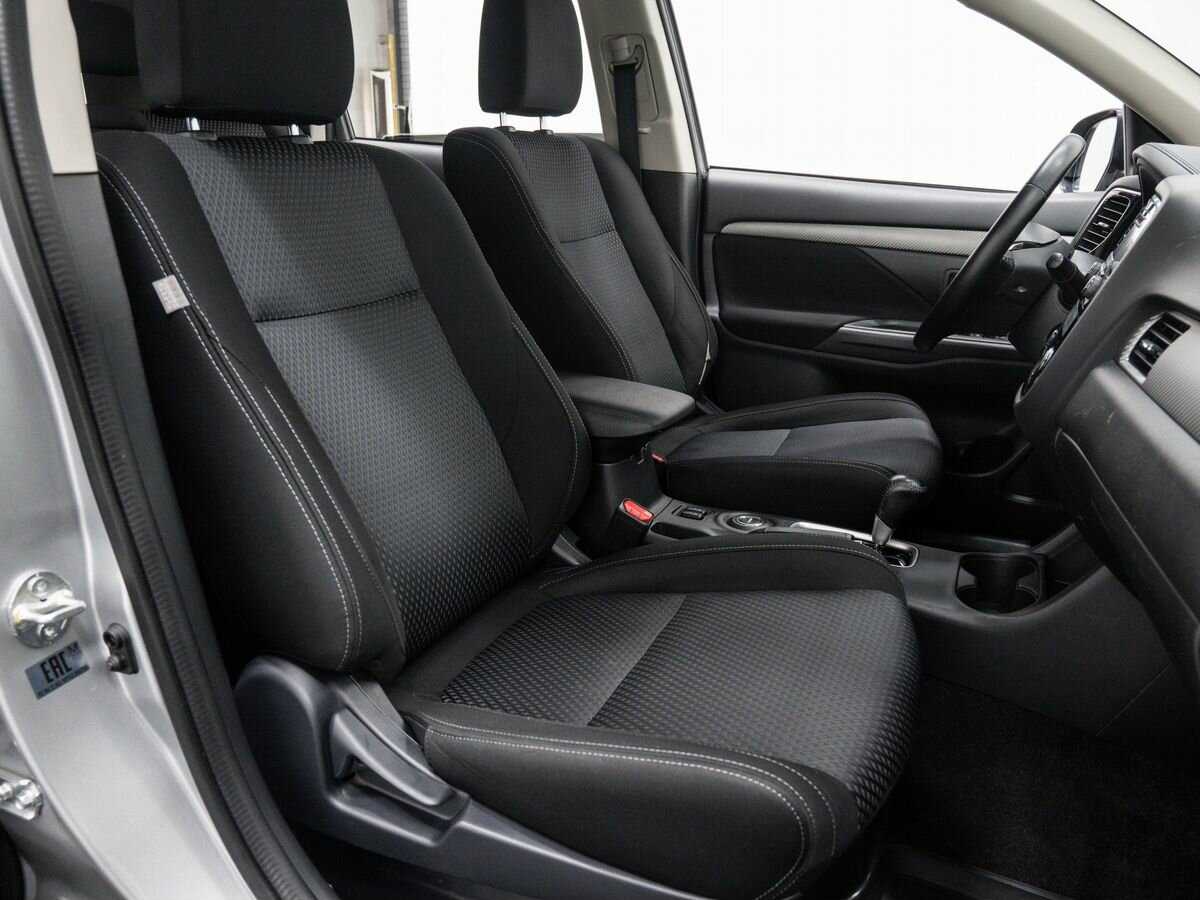 Б/У Митсубиши Оутлэндер 2016 года. Фото: #9