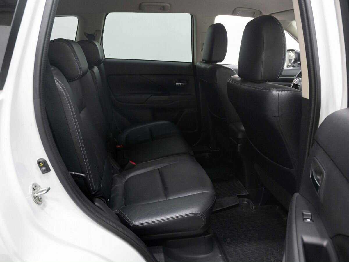 Б/У Митсубиши Оутлэндер 2016 года. Фото: #11