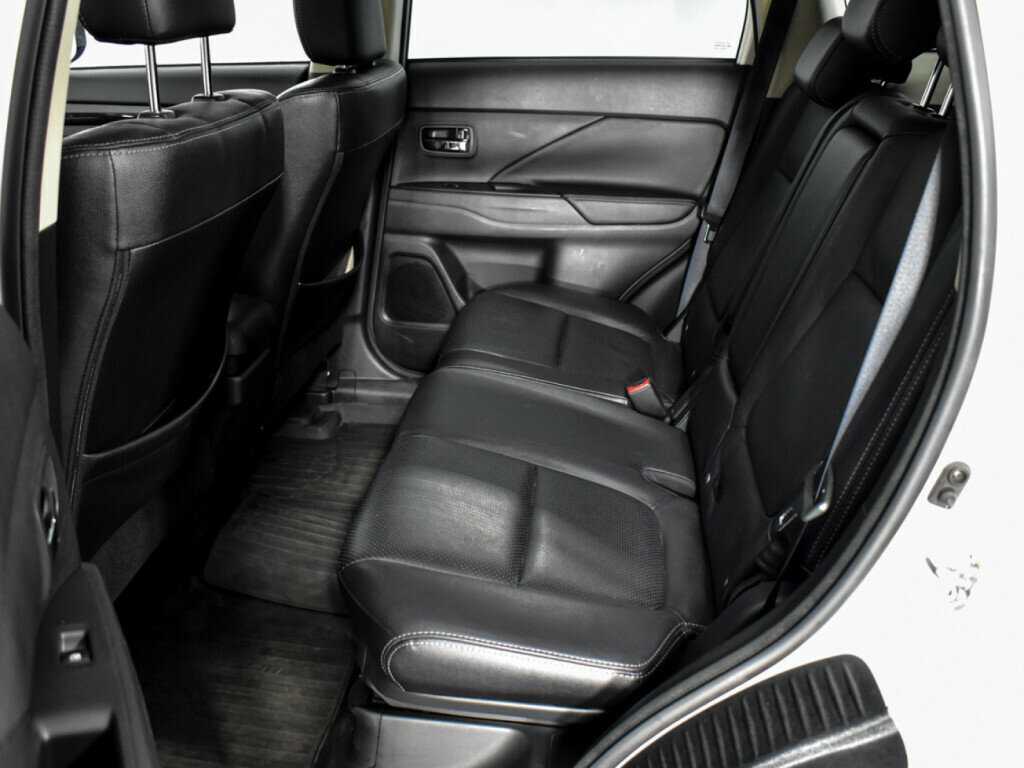 Б/У Митсубиши Оутлэндер 2017 года. Фото: #11