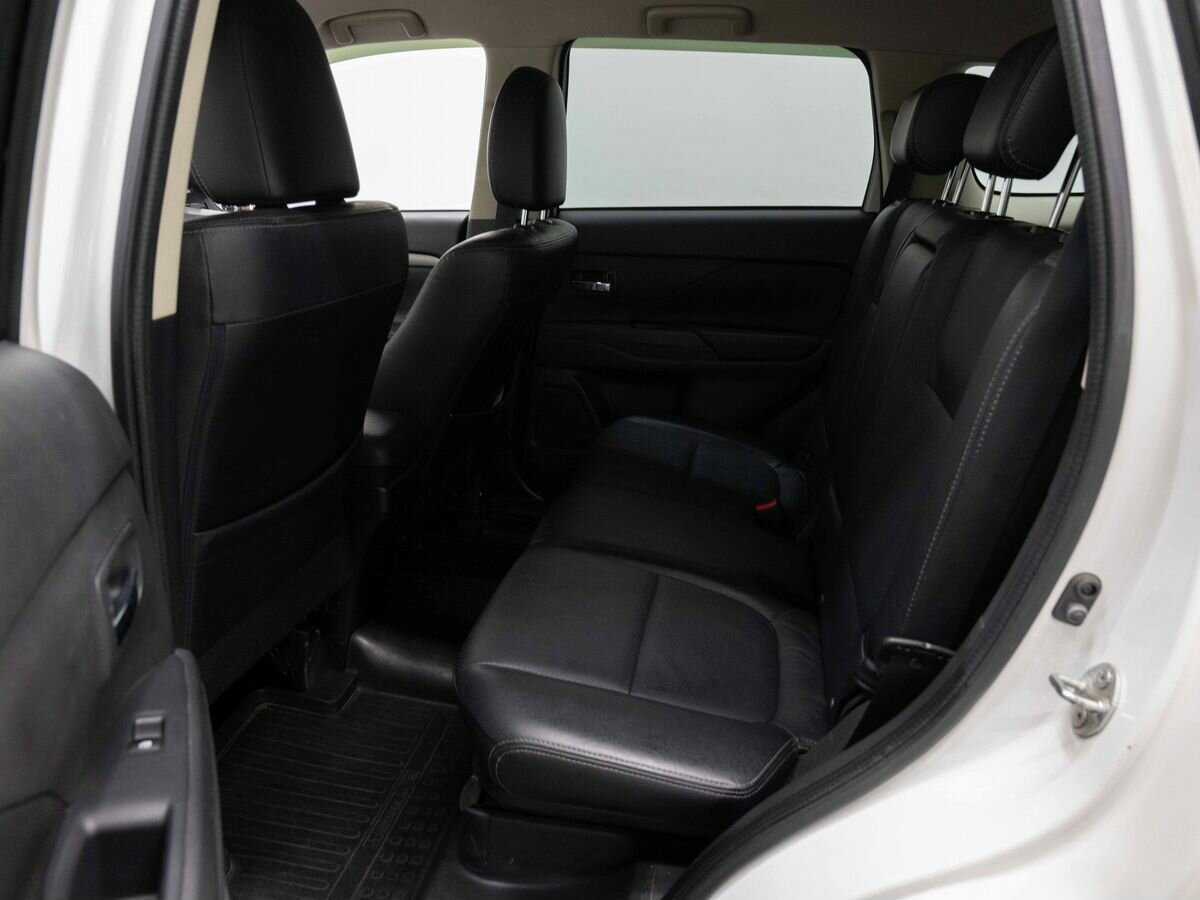 Б/У Митсубиши Оутлэндер 2015 года. Фото: #10