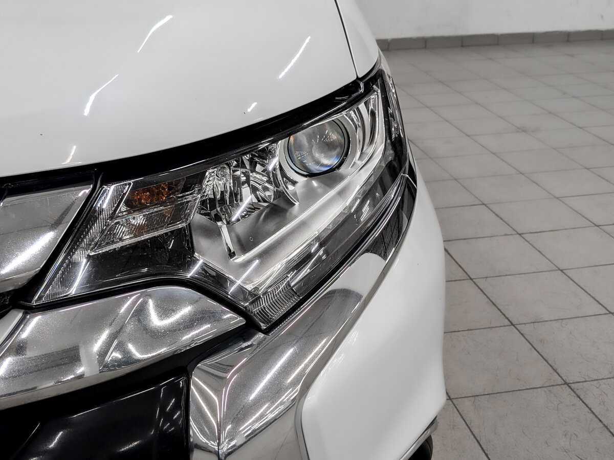 Б/У Митсубиши Оутлэндер 2015 года. Фото: #16