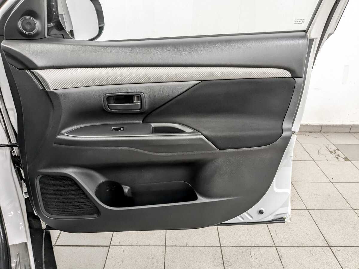 Б/У Митсубиши Оутлэндер 2015 года. Фото: #23