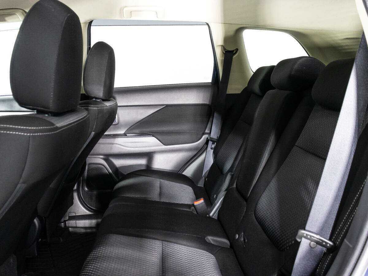 Б/У Митсубиши Оутлэндер 2018 года. Фото: #9